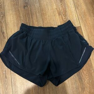 Lululemon Hotty Hot Low Rise Lined Shorts 2.5” Size 4